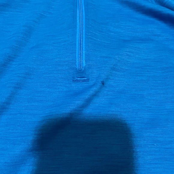 ⭐️Light Weight Under Armour Pull Over⭐️ - Picture 2 of 4